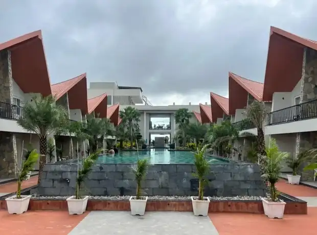 Central pool and villa architecture