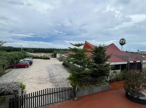 Main arrival façade at the resort